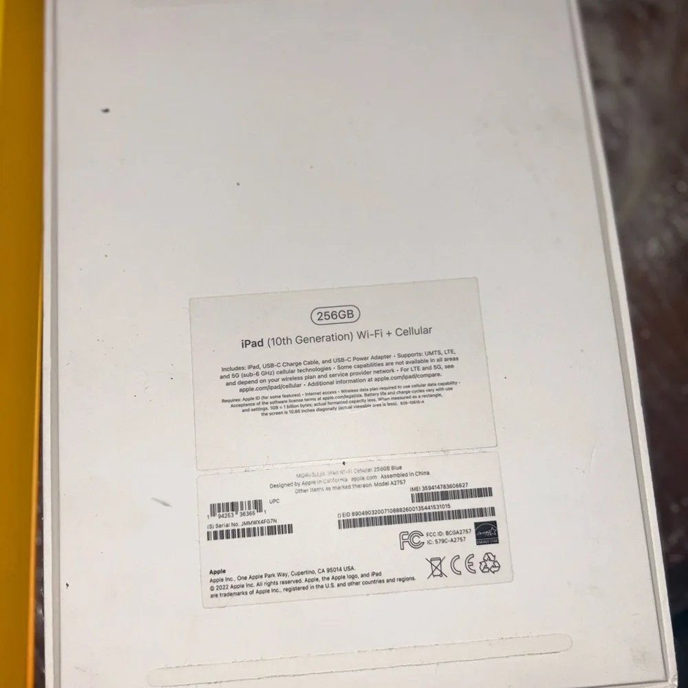 Apple Silver iPad Tablet never used w/keyboard case and screen protector